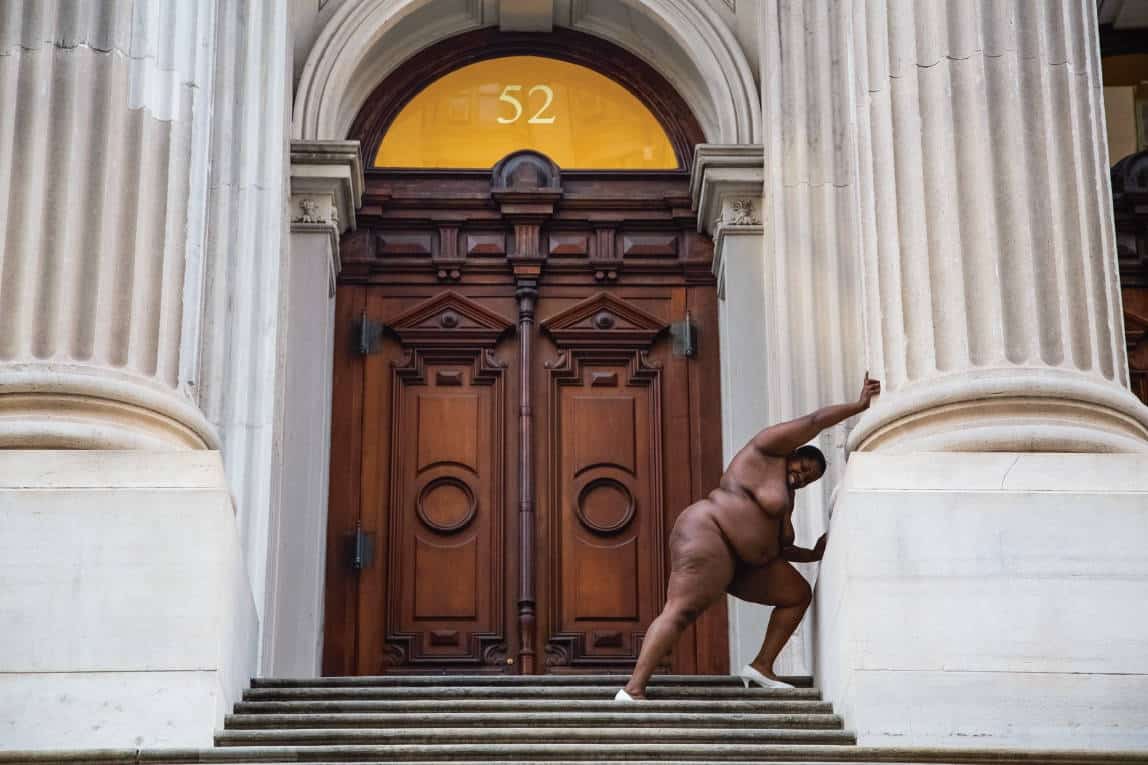 « They Tagged the Land with Trophies and Institutions from their Rapes and Conquests » (Ils ont jalonné le pays de trophées et d’institutions issus de leurs viols et conquêtes),Tweed Courthouse, New York City, 2013. L’ancien palais de justice Tweed est situé dans un quartier du sud de Manhattan. Construit entre 1861 et 1881, il est adjacent – et, selon diverses découvertes archéologiques, traverse – l’African Burial Ground, contenant les restes de plus de 400 personnes africaines-américaines enterrées là entre le xviie et le début du xixe siècle. Huit tombes datant de cette époque se trouvent sous les fondations de l’ancien tribunal. En 2002, des archéologues ont exhumé vingt-trois squelettes intacts d’ancien·nes esclaves, la plupart devant le bâtiment, sous des marches récemment rénovées, à quelques centimètres de la surface, entourés de câbles électriques. Ils s’y trouvent encore. Photo : Nona Faustine. Crédit : Courtesy Nona Faustine and MACK.