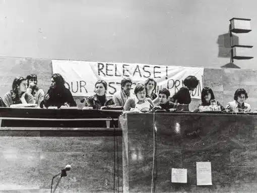 Tribunal international des crimes contre les femmes en 1976 à Bruxelles. Le groupe des prisonnières politiques témoigne en affichant une banderole : « Release our sisters in prison » (Libérez nos sœurs emprisonnées). anonyme / Carhif-AVG, Bruxelles