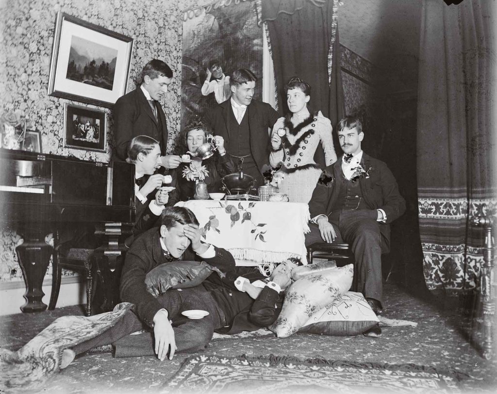 Lors d’une visite à son amie d’enfance Julia Bredt durant l’hiver 1892, en Pennsylvanie, Alice Austen capte à travers son objectif l’insouciance de la jeunesse dorée à laquelle elle appartient : Julia et elle posent entourées de jeunes hommes, pour la plupart étudiants, avec lesquels elles flirtent volontiers. Crédit photo : Collection of Historic Richmond Town