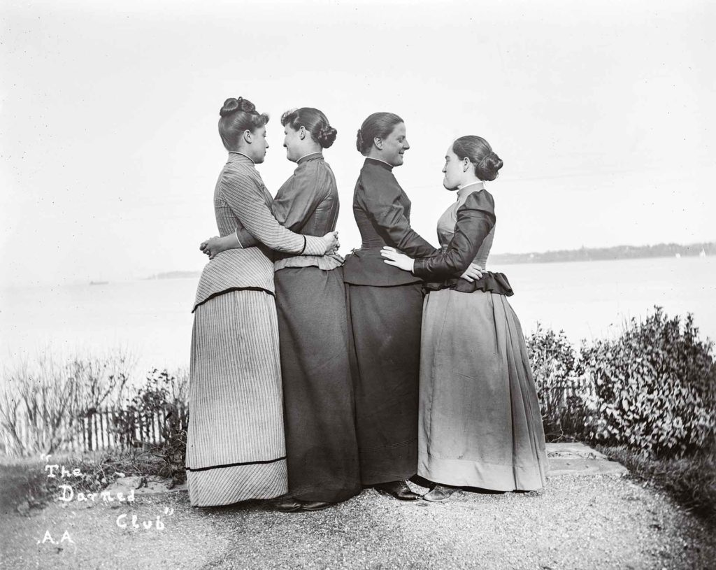 The Darned Club (1861), traduit par « Le Club diabolique » dans Une histoire mondiale des femmes photographes de Luce Lebart et Marie Robert (éd. Textuel, 2020). Ce cercle rassemble les meilleures amies d’Alice Austen, parmi lesquelles Trude Eccleston (voir p. 54 et 64). Ce sont de jeunes hommes du voisinage, vexés d’être exclus d’un groupe composé uniquement de femmes, qui lui ont donné ce nom.Crédit photo : Collection of Historic Richmond Town