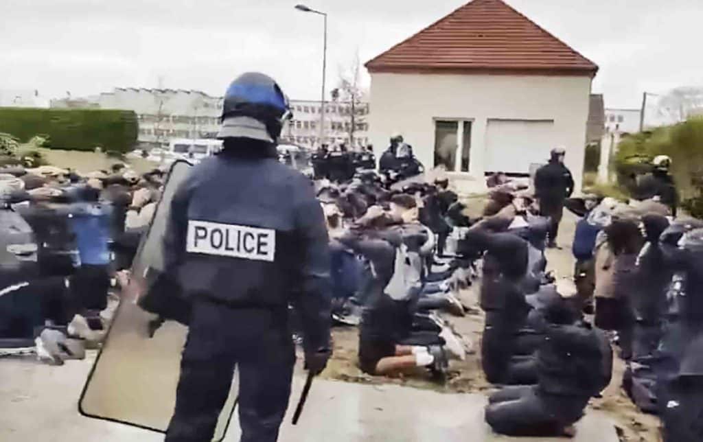 Interpellation de dizaines de lycéen·nes à Mantes-la-Jolie (Yvelines), le 6 décembre 2018. Dans la vidéo, devenue virale, on entend : « Voilà une classe qui se tient sage. » Capture d’écran de la vidéo originale issue du compte X @Obs_Violences