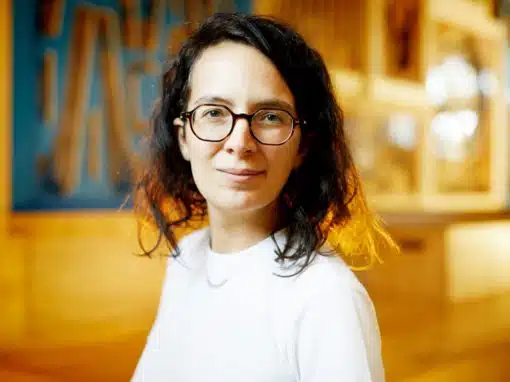 La journaliste Élodie Font, autrice du livre À nos désirs, disponible dès aujourd’hui en précommande. Crédit photo : Léa Crespi pour La Déferlante à La Communale.