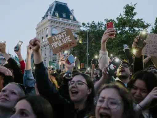 Depuis l’annonce de la dissolution de l’Assemblée nationale, des milliers de personnes se réunissent quotidiennement, partout en France, pour soutenir le nouveau projet de Front populaire. Ici à Paris, le 11 juin 2024. Crédit photo : Marie Magnin / Divergences