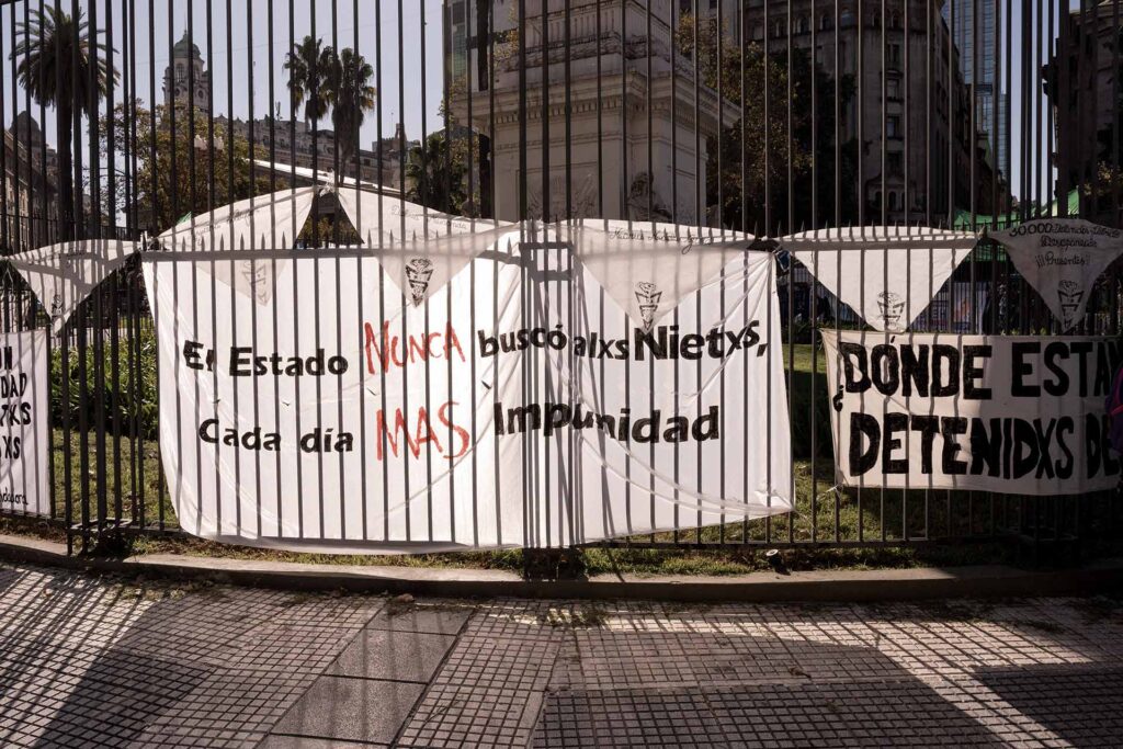 Sur la célèbre place de Mai, au centre de Buenos Aires, une nouvelle génération a pris le relais des Mères et des Grands-Mères qui marchaient pour dénoncer les crimes de la dictature (1976-1983). Ici le 23 avril 2024, lors d’une mobilisation en faveur de l’éducation, mise à mal par le nouveau président d’extrême droite Javier Milei.
