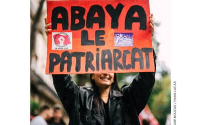 En septembre 2023, lors d’une manifestation contre les violences policières à Paris, une participante dénonce l’obsession française pour la tenue des femmes musulmanes, qui a pris une nouvelle forme en cette rentrée scolaire. Le ministre de l’Éducation nationale Gabriel Attal vient en effet d’interdire l’abaya dans les établissements scolaires, au prétexte qu’il s’agirait d’un vêtement religieux. XOSE BOUZAS / HANS LUCAS