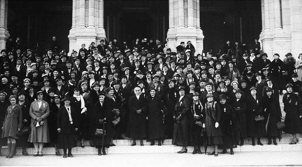En 1933 a lieu le congrès de fondation de la Ligue féminine d’action catholique française, issue de la fusion de la Ligue des femmes françaises et de la Ligue patriotique des Françaises. L’organisation revendique alors plus d’un million d’adhérentes. Archives de l’Action catholique des femmes