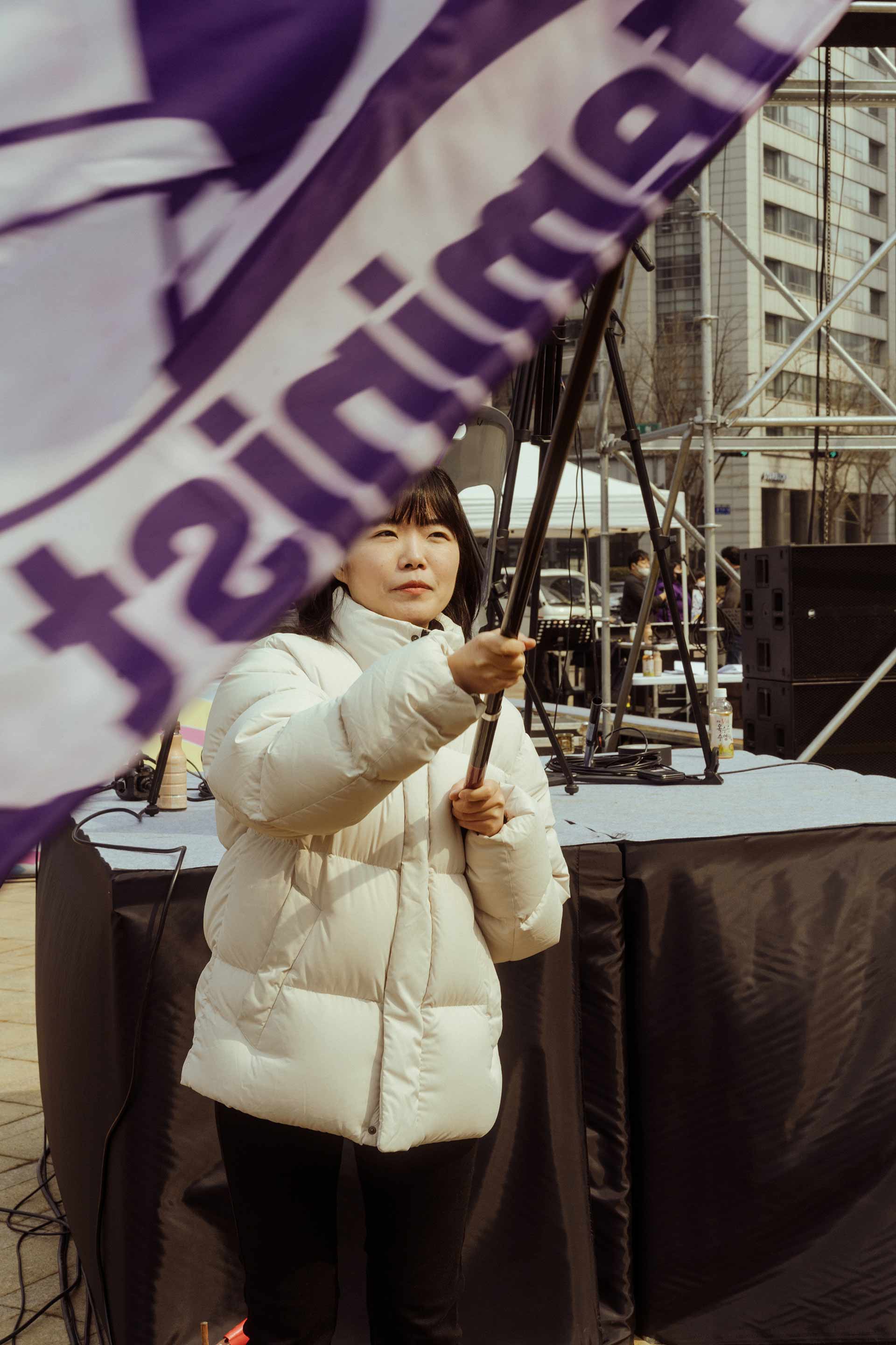 Lors de la manifestation pour la Journée internationale des droits des femmes, en mars 2023, à Séoul. Les mouvements féministes ont connu un nouvel essor au moment de l’élection du très conservateur Yoon Suk-yeol à la présidence en 2022. Le dirigeant n’hésite pas à leur faire porter la responsabilité du faible taux de natalité, l’un des plus bas de la planète, et à soutenir ouvertement les mouvements masculinistes radicalisés. Ces derniers se sont montrés particulièrement violents lors des dernières élections législatives, en avril 2024, finalement remportées par l’opposition.Crédit photo : Agnès Dherbeys