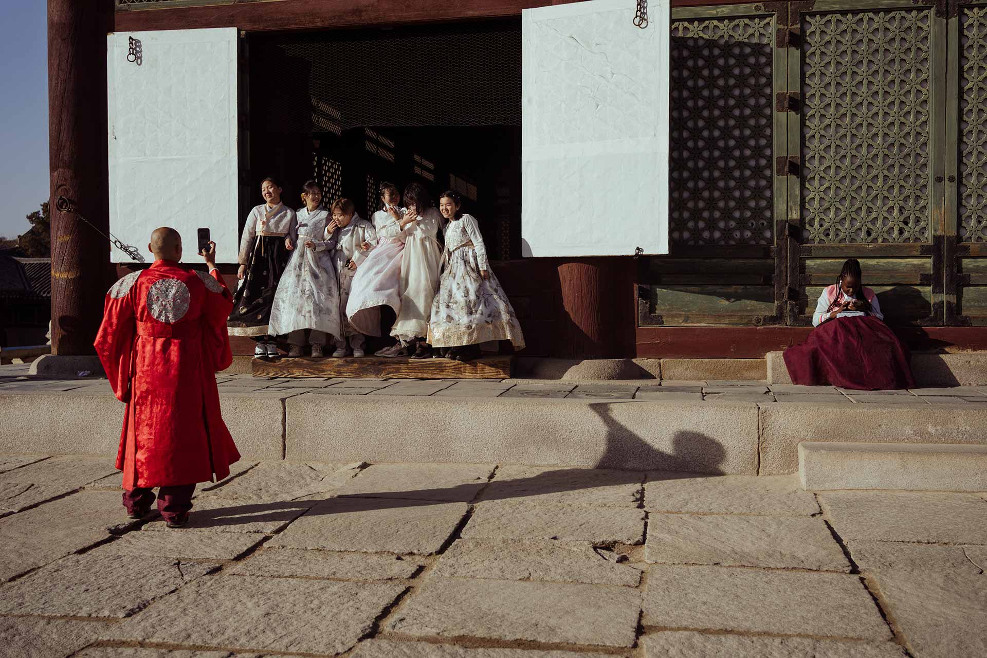 Des jeunes femmes en tenue traditionnelle devant un temple à Séoul, la capital. « Quand on parle de la Corée du Sud, on pense à la technologie, à Samsung, aux relations avec la Corée du Nord ou au phénomène de la K-culture. On ignore que la société coréenne et les femmes en premier lieu sont prises dans l’étau de traditions qui refusent d’évoluer », constate la journaliste Hawon Jung (en photo page 126). Des normes de beauté strictes pèsent sur les femmes ; ainsi le simple fait de porter les cheveux courts est perçu comme transgressif. Crédit photo : Agnès Dherbeys