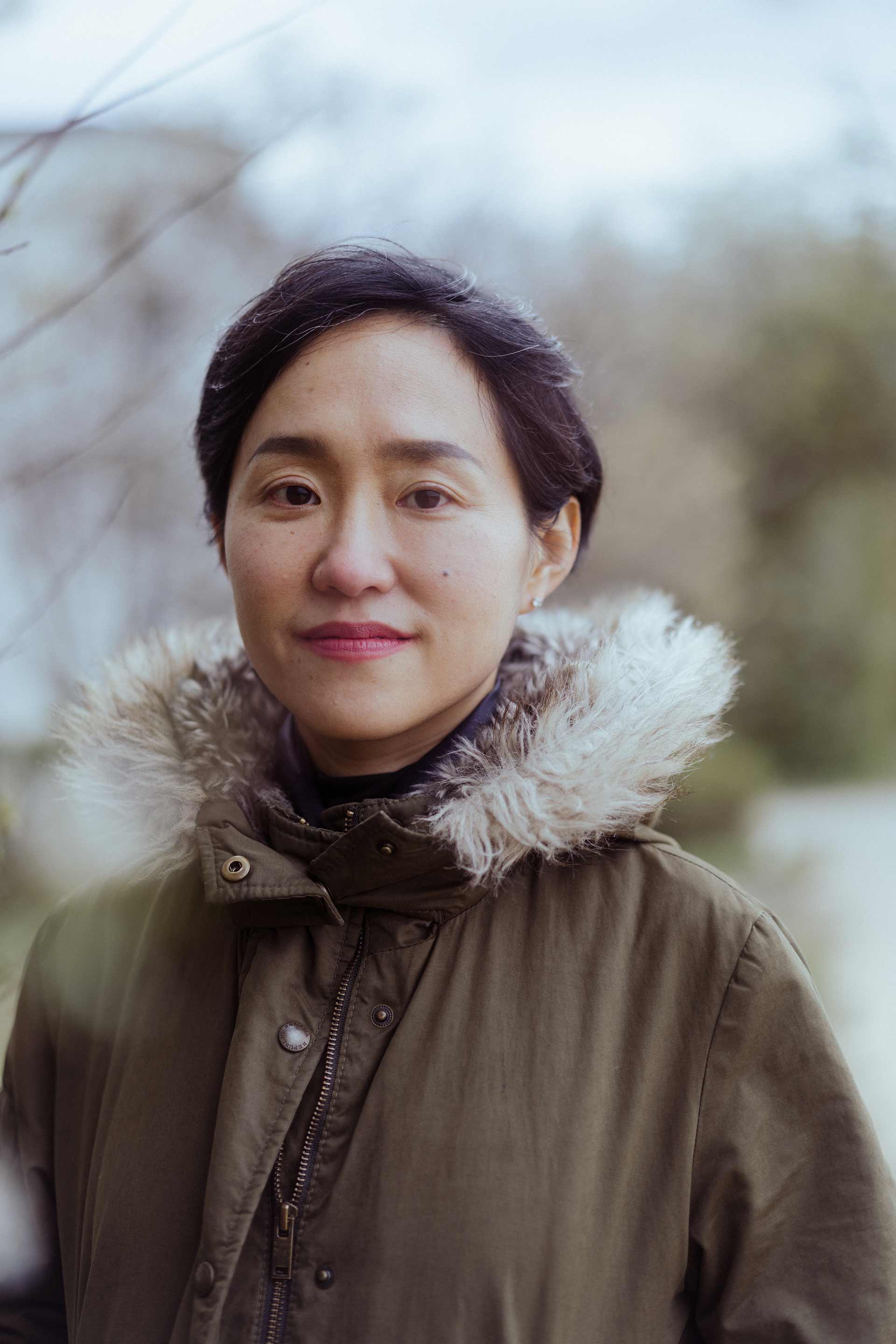 Hawon Jung, 45 ans, a publié Flowers of Fire (2023, non traduit), un livre publié aux États-Unis sur l’essor des nouveaux mouvements féministes en Corée du Sud. Passée par la prestigieuse université pour femmes Ewha de Séoul, elle a pris la mesure des discriminations de genre en devenant journaliste. Elle écrit régulièrement sur les technologies mises au service des violences sexistes : caméras espionnes, « revenge porn », etc.Crédit photo : Agnès Dherbeys