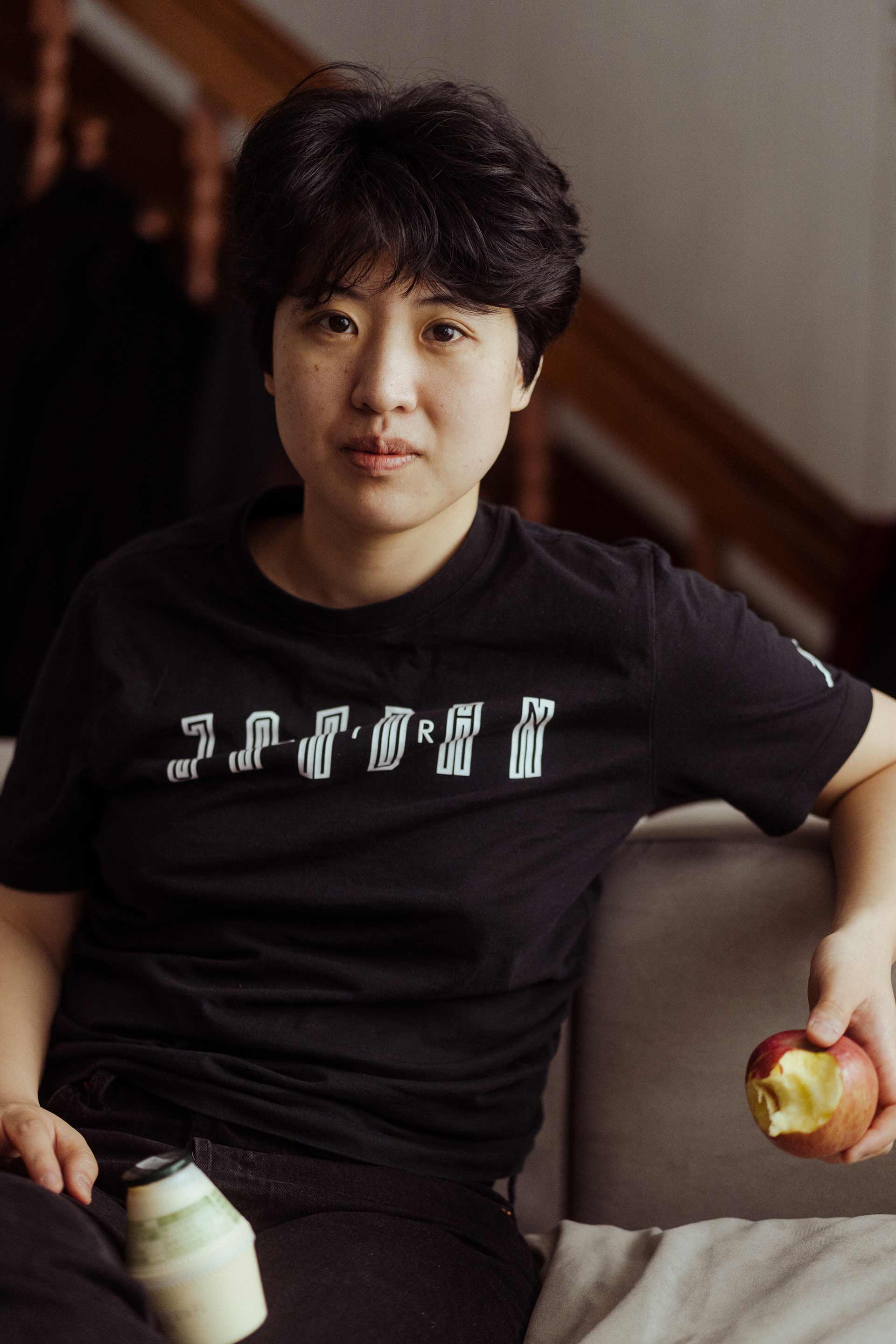 Min Gyeong Lee, fondatrice de l’institut Guerrilla, est sortie de l’hétérosexualité en 2016. « Dans l’intimité lesbienne, l’économie est tout à fait différente », dit-elle. Pour elle, monter une entreprise lucrative est aussi « un acte de résistance dans une société où on n’attend pas des femmes qu’elles fassent de l’argent ».Crédit photo : Agnès Dherbeys