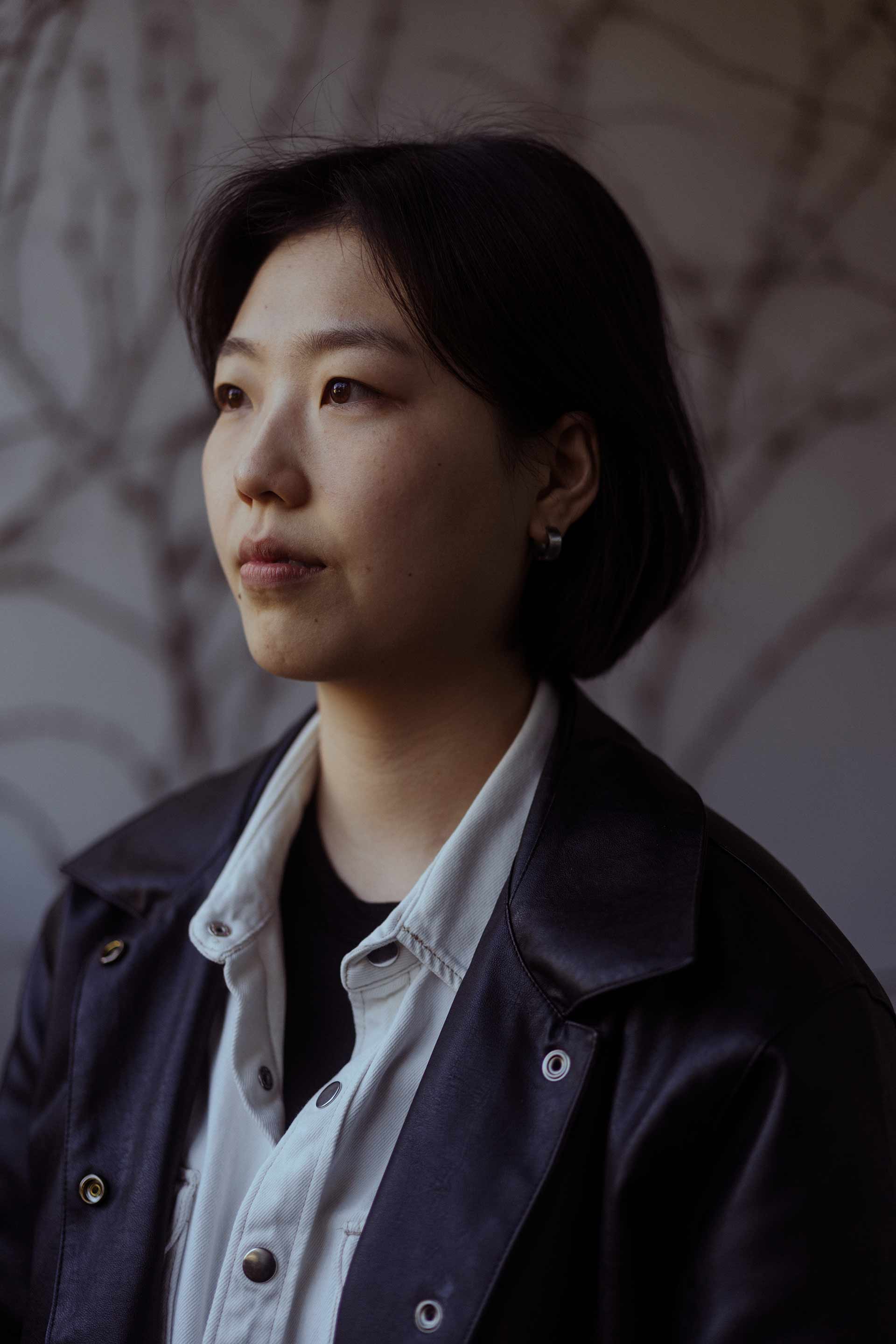 Hanji Na, 29 ans, est assistante sociale pour la Korean Woman Hotline à Séoul. Elle aide des femmes et des enfants victimes de violences intrafamiliales à trouver un foyer. À l’université, elle était l’une des rares filles issues d’une région rurale : « Dans les campagnes, les parents préfèrent investir dans l’éducation des garçons. » Aujourd’hui cependant, bien que globalement plus diplômées que les hommes, les femmes sud-coréennes restent structurellement désavantagées dans leur vie professionnelle, rattrapées par une société qui continuede les assigner à l’espace domestique. Crédit photo : Agnès Dherbeys