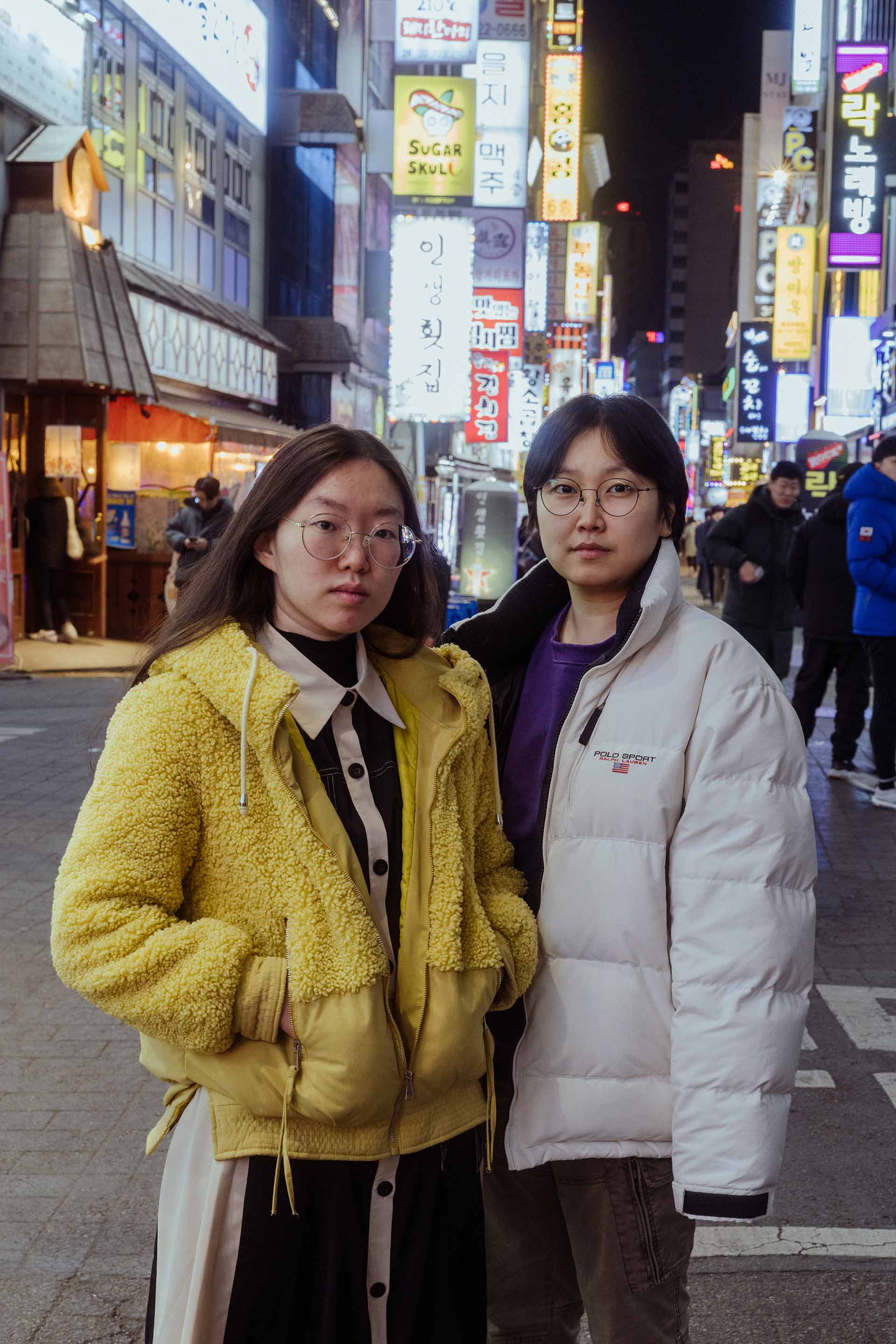 Lee Gahyung, 30 ans, et Lee Soyun, 26 ans, coprésidentes du Feminism Party, ne se reconnaissaient ni dans les partis politiques traditionnels pour lesquels « l’égalité des genres n’est pas une cause à défendre », ni dans le Women’s Party, dont « les membres sont toutes cisgenres et font trop de concessions ». Leur mouvement – pas encore reconnu comme un parti officiel faute d’un nombre d’adhérent·es suffisant – soulève notamment la question de l’écart de salaire moyen entre les hommes et les femmes, de l’ordre de 31 %, soit le plus élevé parmi les pays de l’OCDE.Crédit photo : Agnès Dherbeys