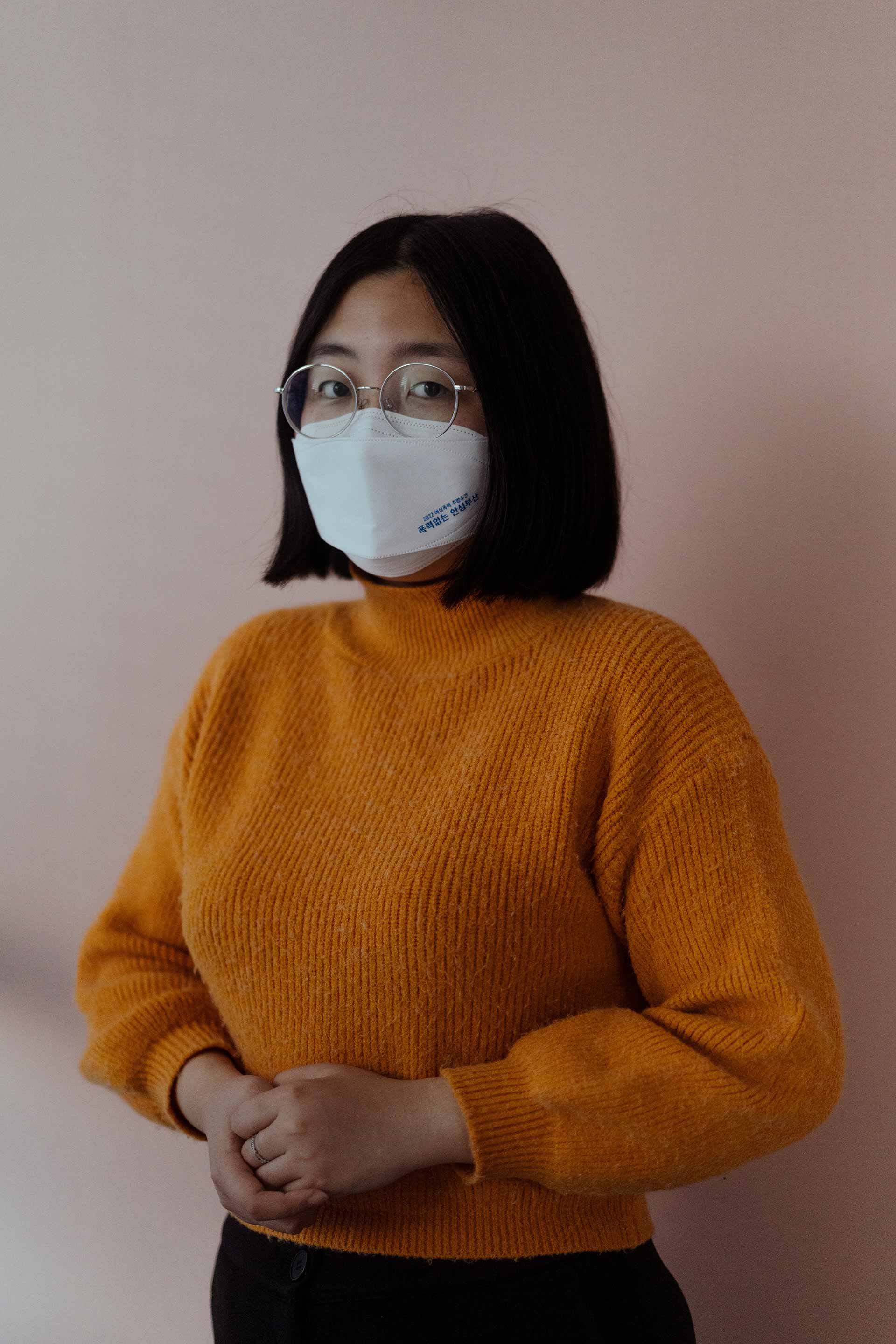 Yun Won Choi, 23 ans, travaille pour la Busan Women Hotline, une ligne téléphonique d’assistance aux femmes ayant subi des violences adossée à une radio Internet qui diffuse témoignages et conseils.Crédit photo : Agnès Dherbeys