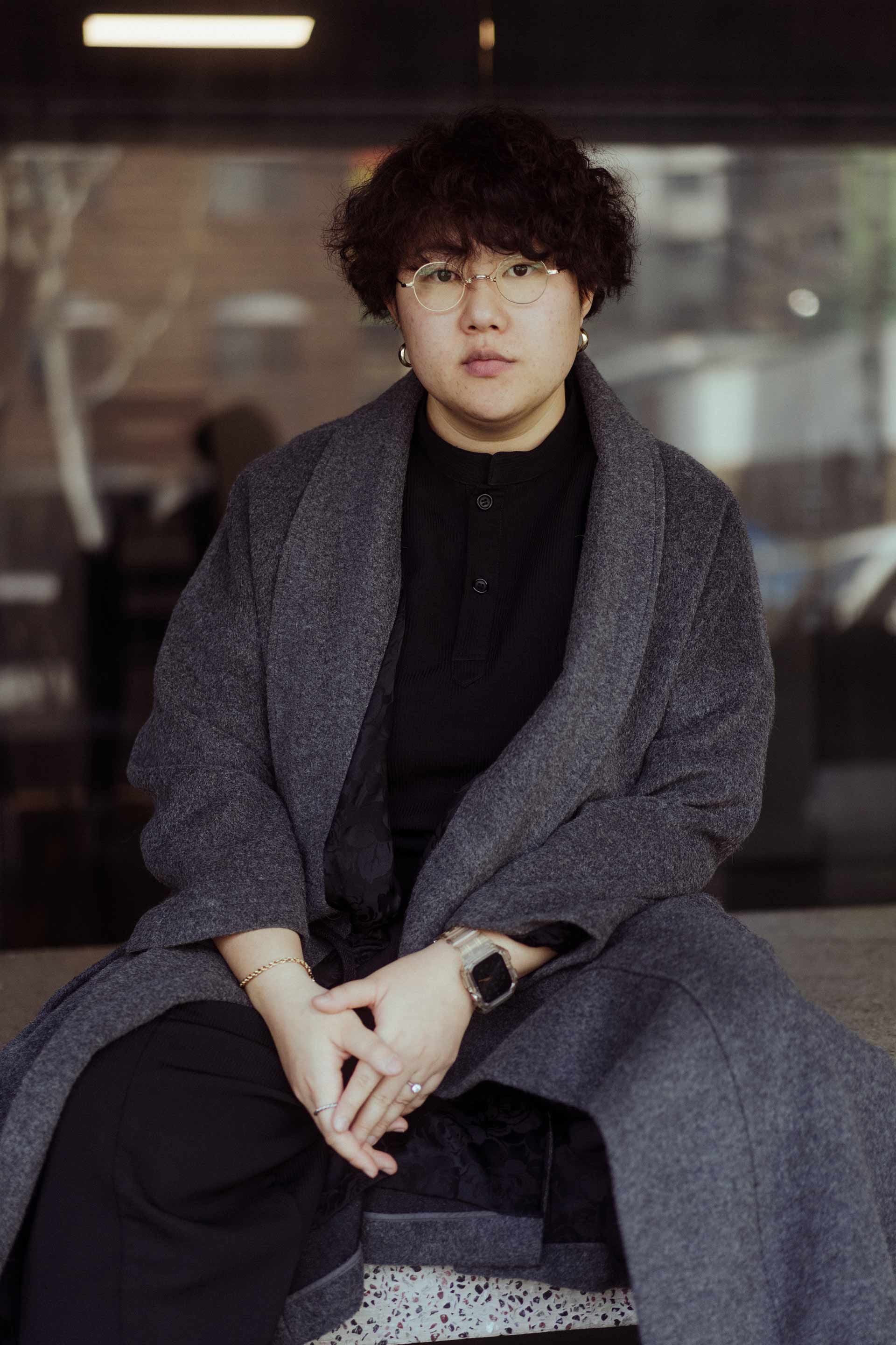Haein Shim, 29 ans, étudiante en Californie, est la porte-parole de Team Haeil (« tsunami » en coréen). Cet important collectif d’activistes féministes a pour objectif de sensibiliser les médias étrangers à la situation des femmes coréennes. Il a réussi à susciter de nombreux articles sur le sujet, dont le premier en mars 2022 dans le média américain Vice.Crédit photo : Agnès Dherbeys