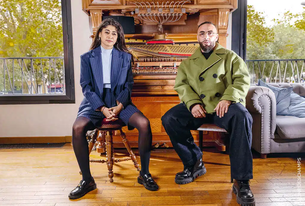 Aline Deschamps pour La Déferlante. Rima Hassan et Médine, le 27 septembre 2024, à Mezzanine, bar-restaurant de la salle de concert parisienne Les Trois Baudets. Au second plan, le pianocktail, inspiré par l’écrivain Boris Vian.