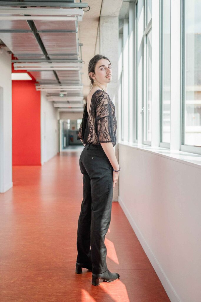 Josué fabrique ses propres vêtements et bijoux.
