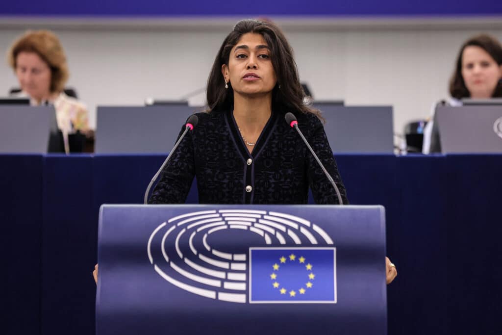 Rima Hassan prend la parole dans un débat sur la guerre à Gaza et la situation au Proche-Orient, au Parlement européen, à Strasbourg, le 17 septembre 2024. TERESA SUAREZ / EPA /MAX PPP