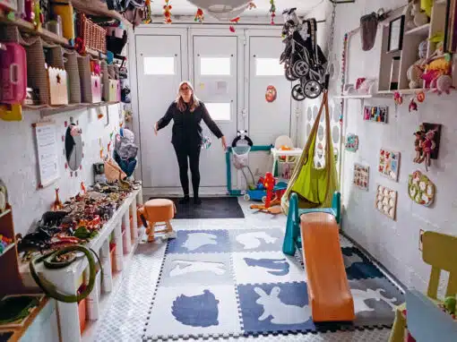 Daisy Audouze dans son garage aménagé en salle de jeu pour les enfants qu’elle garde. Crédit : Elsa Biyick pour La Déferlante