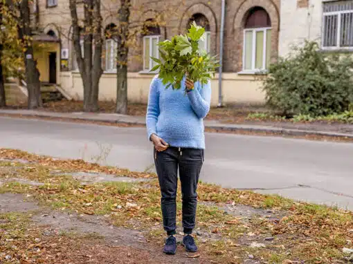 Tamara, 31 ans, enceinte de sept mois et mère de trois enfants, vit depuis mai 2024 dans un centre d’hébergement pour femmes victimes de violences conjugales à Kyiv.