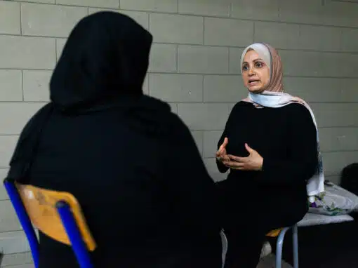 Darine Ayoub, sage-femme, rend visite à une femme enceinte dans une école transformée en centre pour personnes déplacées. La patiente y est accueillie depuis septembre 2024. Beyrouth, le 11 novembre 2024. Crédit : Ségolène Ragu pour La Déferlante