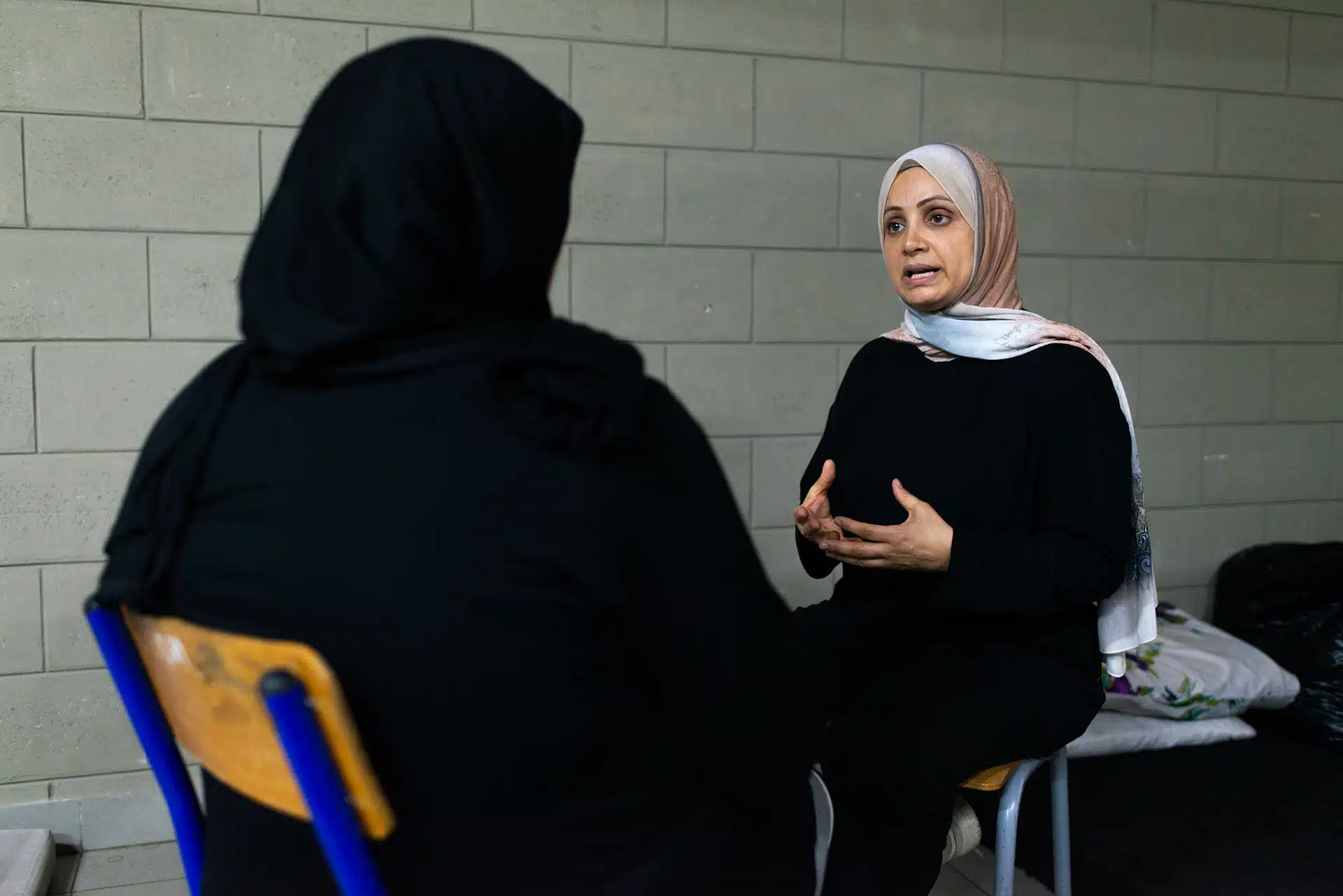 Darine Ayoub, sage-femme, rend visite à une femme enceinte dans une école transformée en centre pour personnes déplacées. La patiente y est accueillie depuis septembre 2024. Beyrouth, le 11 novembre 2024. Crédit : Ségolène Ragu pour La Déferlante