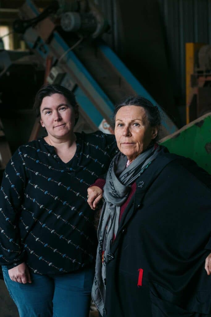 Klervi Rivière (à gauche) et sa mère Marie-Aline Lagadic (à droite), 
toutes deux passées par les usines Saupiquet, ont connu les chants 
des sardinières par leurs aïeules, ouvrières de conserverie qui reprenaient ces chansons en famille.