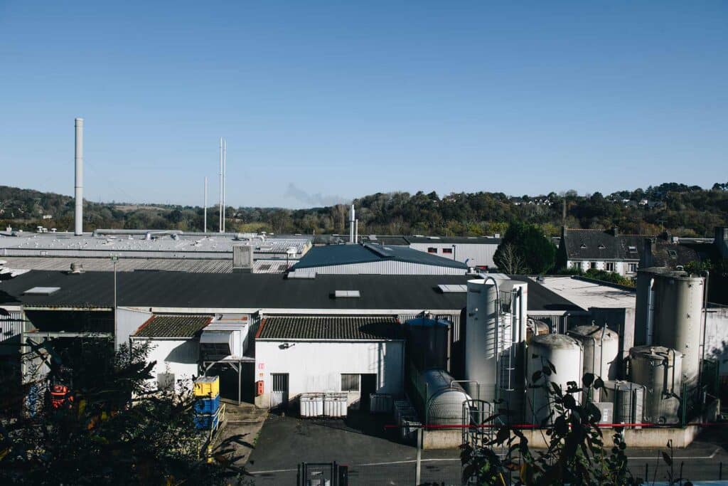 L’usine Saupiquet de Quimper, qui employait 151 salarié·es 
et 70 intérimaires, 
a définitivement fermé ses portes le 20 décembre 2024. Les ateliers ont été délocalisés en Espagne et au Maroc. Crédit : Jean-Marie Heidinger pour La Déferlante.