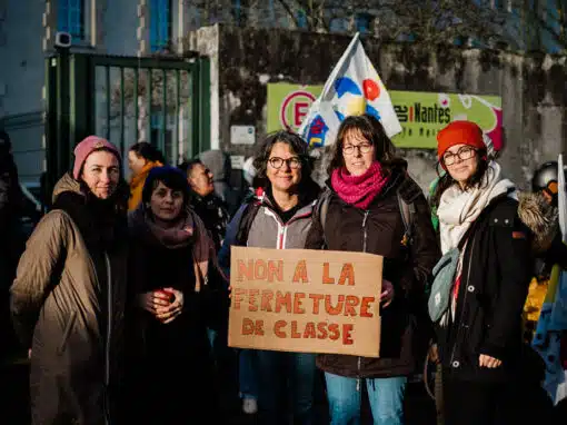 Enseignantes et mères d’élèves de la petite école rurale Charles-Perrault de Noyal-sur-Brutz, dans le nord de la Loire-Atlantique, manifestent contre la fermeture prévue d’une classe devant la direction des services départementaux de l’Éducation nationale. Cette fermeture sera finalement annulée, pour la troisième année consécutive. Crédit : Maylis Rolland pour La Déferlante.